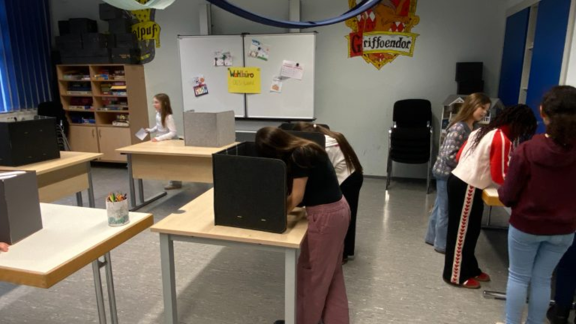 Die Schülerinnen und Schüler beim Wählen