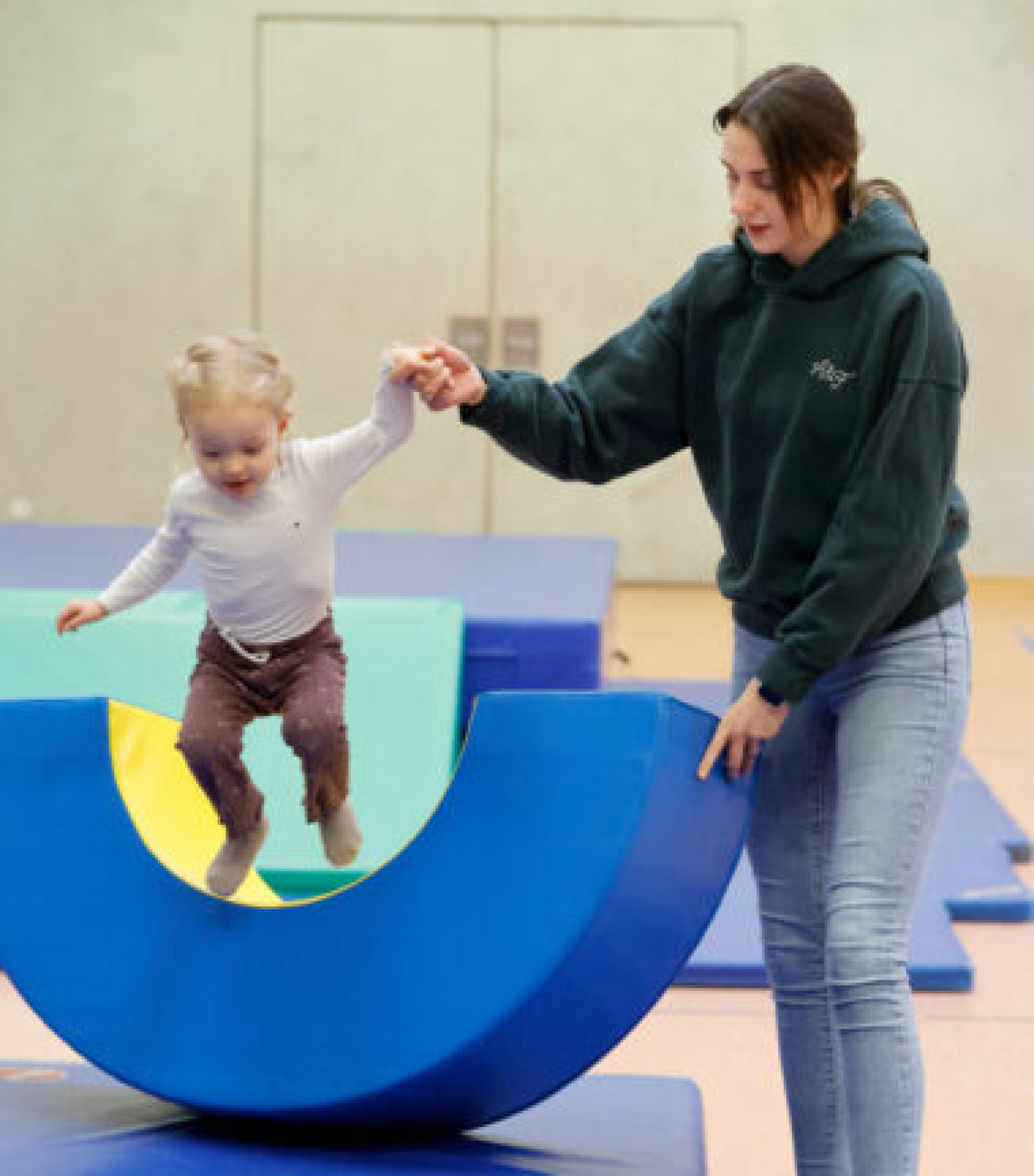 17.02.2026
Herten
Turnen für Kinder beim Sus Bertlich 
Michelle Kruppa mit Tochter Cleo 
foto: copyright  marco stepniak  -  
mobil  +49 171 2771906 ,  marco@stepniak-bild.de